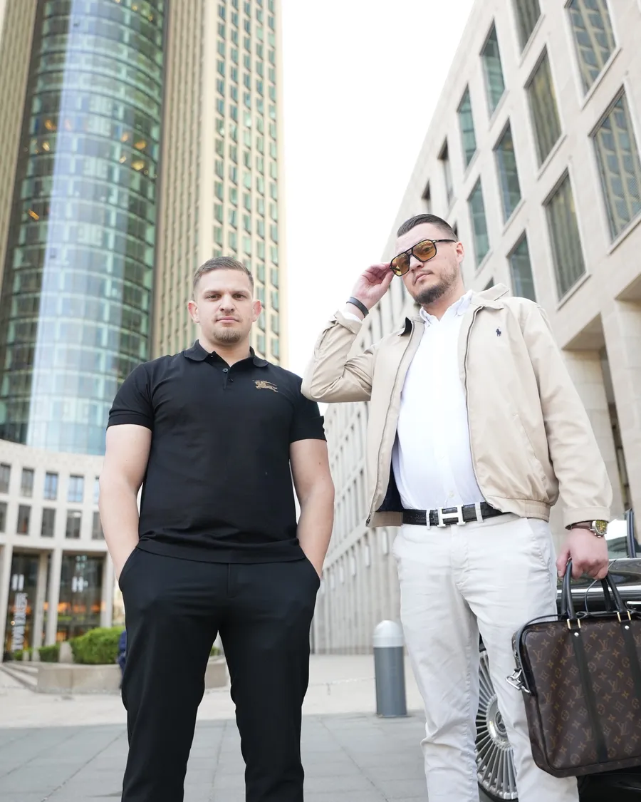 Jewgeni Ruban und Yassin Diaf, Gründer von N-ARMY, vor der Skyline in Frankfurt am Main