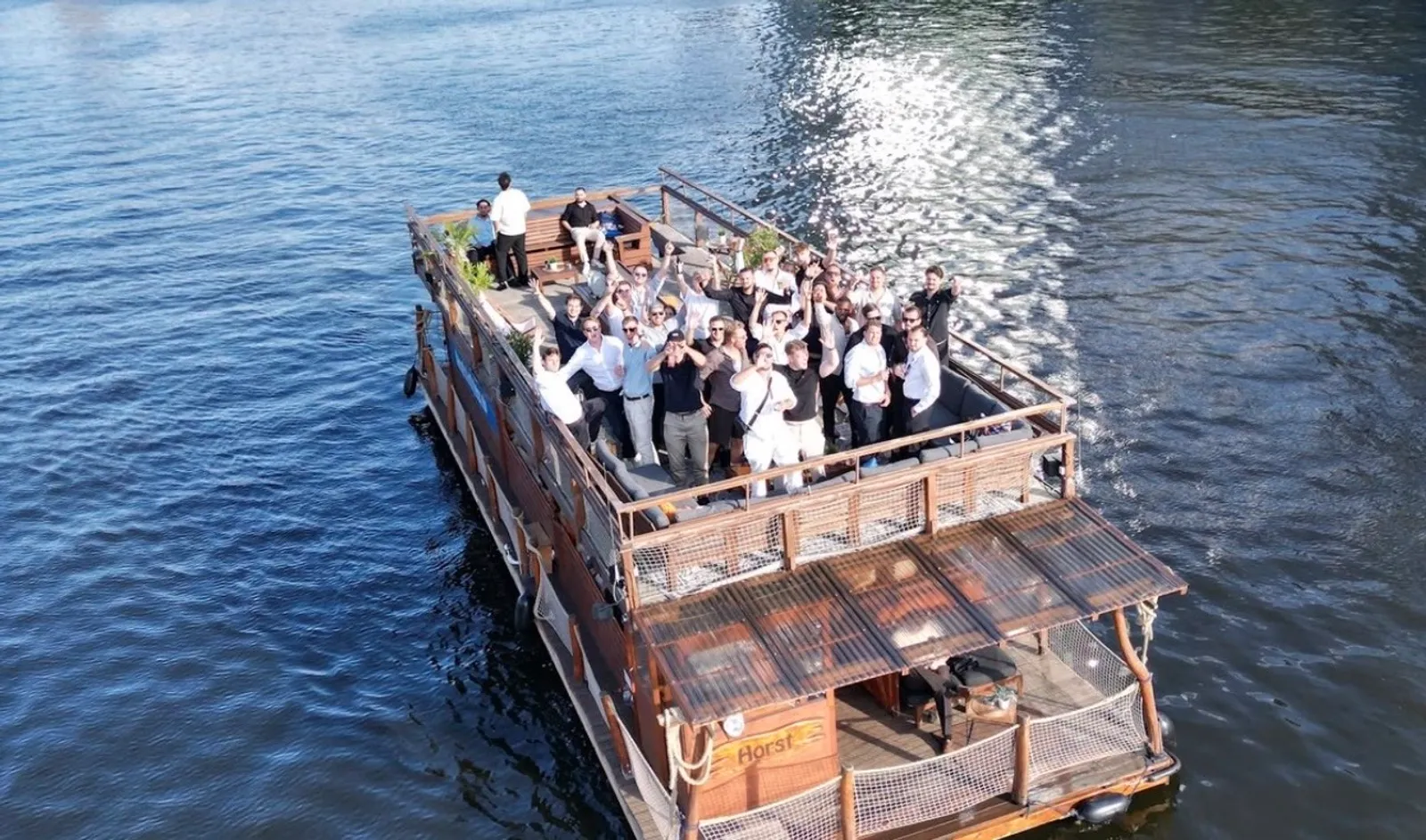 N-ARMY Vertriebspartner gemeinsam bei einem Kulturevent auf dem Wasser